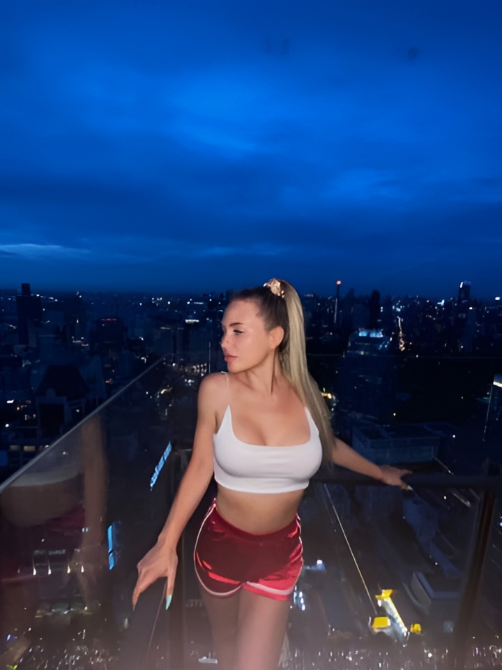 Лаура привлекальеная девушка из Каргат цена от 2500 руб