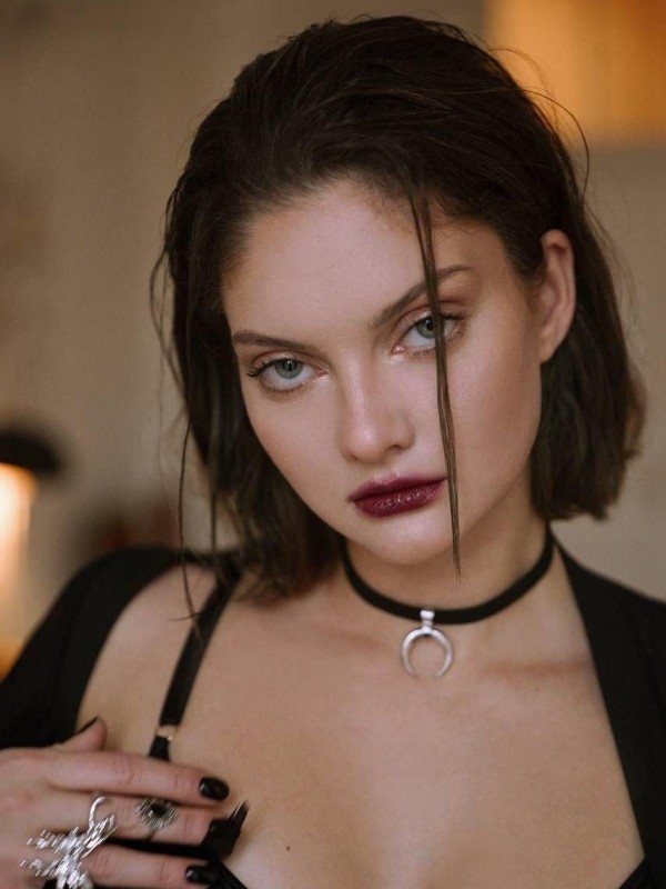 Эллочка привлекательная девушка из Каргат цена от 5000 руб